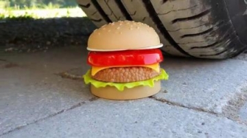 牛人使用小汽车碾压玩具汉堡，真是太减压了，好过瘾啊！