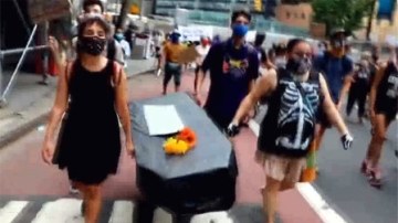 实拍：纽约人反对秋季开学举行抗议活动 象征死亡的东西被抬上街