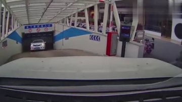 实拍路怒症这种智商，真不配拥有驾照