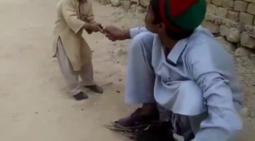 三岁娃跪下哭求父亲不要杀这只鸡，又萌又暖心