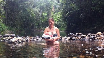 美国孕妇河中分娩走红网络 网友5200万次围观