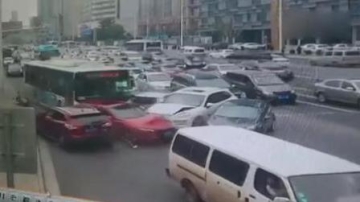 监拍长沙一公交车失控 致8车连环相撞