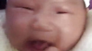 萌娃吃奶