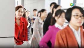 最美意外！女研究生穿婚纱去学校报到