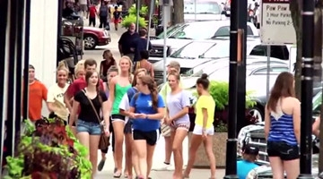 国外恶搞真会玩，一个接一个的人跟在你后面