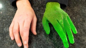 舔自己的手是什么感觉？牛人用糖水制作手膜，成品简直太逼真了！