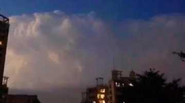 实拍北京雷雨云砧，闪电在云中劈刺，惊心动魄，如同魔幻特技