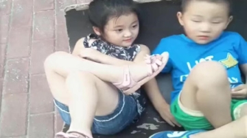 萌娃：带着女儿去姥姥家，没想到女儿比在家里还要开心，实在太可爱了