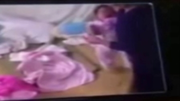 监拍婴儿遭保姆掌掴打头等方式虐待