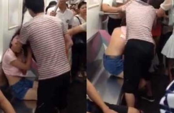 【拍客】武汉地铁上演抢座扒衣 一女孩险被扒掉内衣