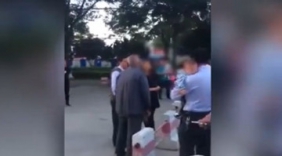 卖核桃不降价 老人遭男女轮扇耳光