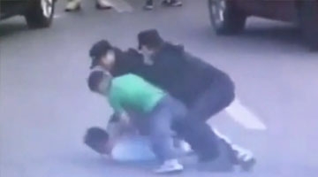 中国女警徒手制服歹徒 歪果仁直呼棒呆了