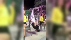 牛人与两个美女一起表演绝活，节目太精彩，我到底该看谁呢？