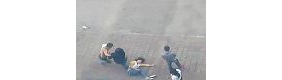 太残忍了！男子街头赤膊狂打女友