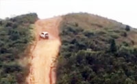 【拍客】实拍越野车上近90度高坡惊险场面