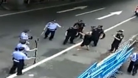 广州两个流浪汉争地盘起冲突当街大打出手 特警出动制止
