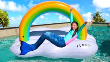 太奇怪，萌娃小萝莉怎么变成迪士尼美人鱼了？可是为何不跟小正太一起玩？