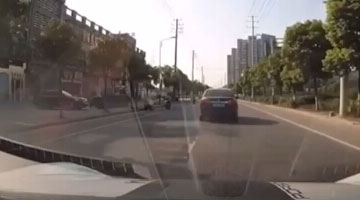 实拍：女子当街被抢孩子 好心保时捷司机疯狂追逐