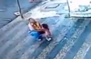 【拍客】巴西1岁幼童3楼坠下 毫发无损自行爬起