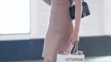 #街拍#美女，我居然相中了你的包