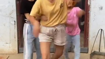 可爱萌娃：小可爱不知道该选择吃什么