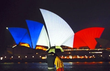 【拍客】世界各地亮起"法国色"悼念恐袭遇难者