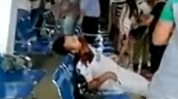 监拍醉酒男考场突发抽搐吐血如喷泉吓坏众人