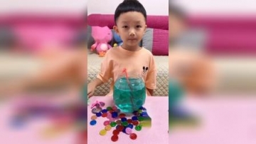 童年趣事：萌娃偷喝妈妈的饮料变成了丑八怪