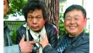 湖南官员截下访民后与其合影：大笑并做V字手势