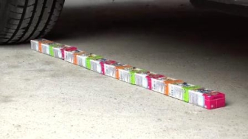 牛人把小风扇放在车轮下面，好过瘾啊，真减压！