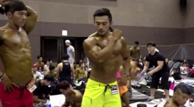 韩国超帅健身肌肉型男参加健体比赛的后台