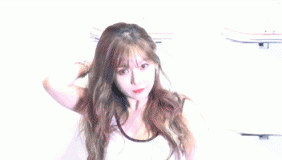 泫雅现身白肤红唇青春靓丽