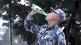 部队每个人拿出自己的绝活，蒋小鱼的绝活居然是“吹啤酒瓶”