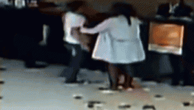 3男1女开房遭拒动粗 民警鸣枪示警后1人欲夺枪