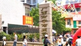 新生报到闹乌龙 走错学校报错名