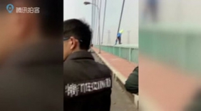 男孩当众跳下黄河大桥 女子现场惊声尖叫