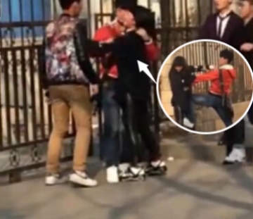 【拍客】男子当街暴打女友遭路人群殴 女生保护男友