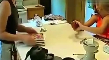 两个女人共用一个身体，共用一套生殖系统！