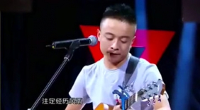 老婆怒上舞台找导师评理 就因为老公声音太像许巍，惨被无情淘汰