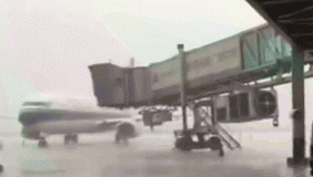 网曝广东揭阳机场客机遭雷击中 现场火光四射顿生白烟