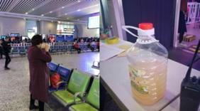 带5斤米酒上火车遭拒 大妈当场豪饮半桶