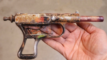 捡到一把古董“手枪”，被牛人一顿捣鼓后，成品简直太炫酷了