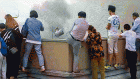 实拍市民用生命围观火灾 火灾现场浓烟密布