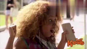 老外街头恶搞绿色内裤