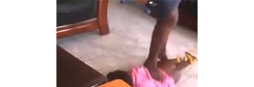 【拍客】监拍乌干达女保姆暴打2岁女童当肉垫脚踩