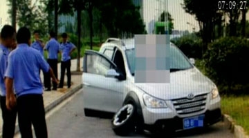 醉了！男子酒驾撞掉车轮 见交警猛喝路边臭水稀释酒精