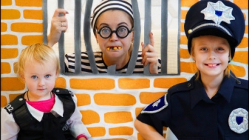 太厉害，萌娃小萝莉和妹妹怎么变身小警察？可是她们把谁关起来了？儿童亲子益智游戏