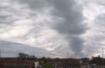 【拍客】罕见！美国佐治亚州医生用镜头记录下波涛云过境奇观