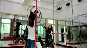 美女在吊环上表演舞蹈