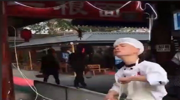 这个拉面小哥火了！